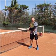 Profesor de tenis con experiencia y titulación oficial (nivel 2)